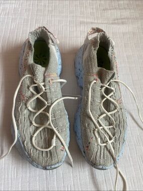 NIKE  Light Gray Knit Slip-On Sneakers with Speckled White Soles